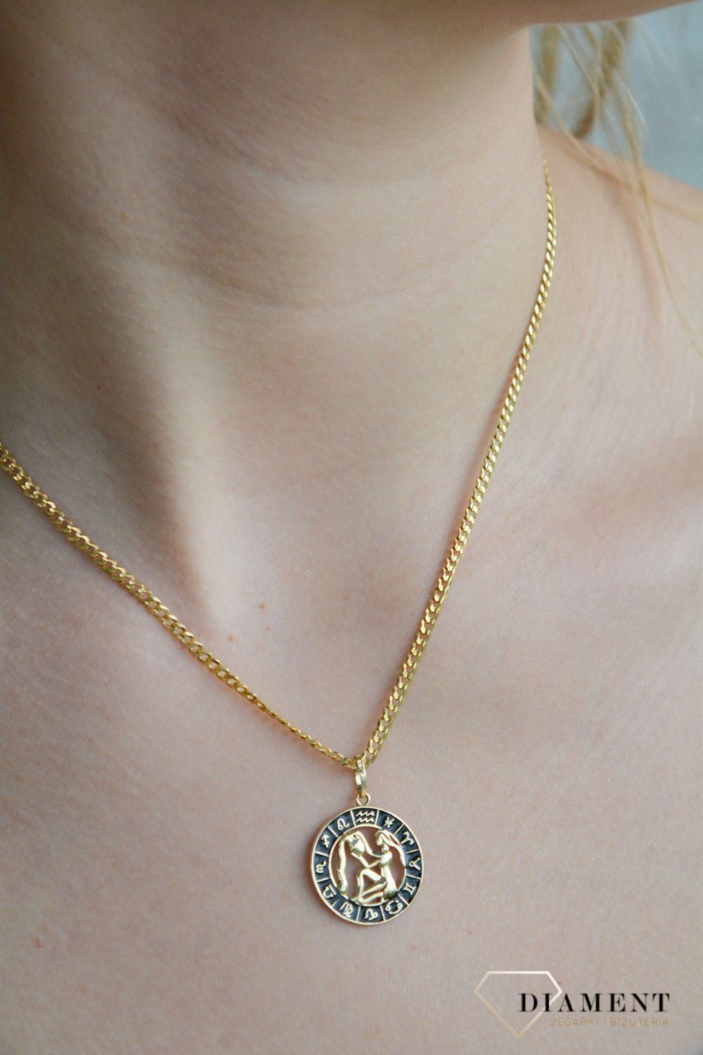 Złota zawieszka 585 znak zodiaku Wodnik z czarną emalią w kółku ZA 7310D.jpg